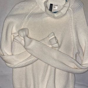 Comfy white sweater 🤍